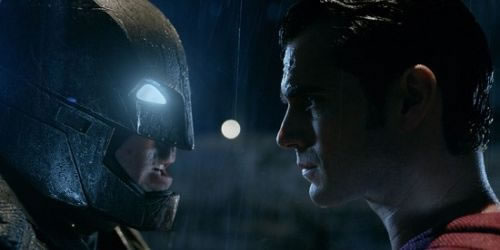 蝙蝠侠超人雨中对峙