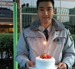 韩星崔始源庆生 身穿警服一个大写的帅!