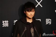 李宇春黑色混搭风看秀 盛一伦未适应蹿红