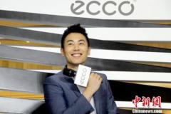 朱亚文人气爆棚 谈女儿称“要耐心”