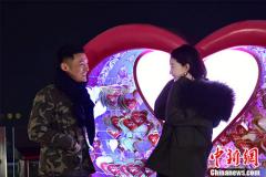 周冬雨“扮鸭”上阵求和解 融化余文乐