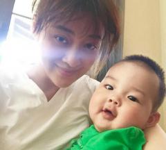 梅婷抱7个月大儿子出镜 感叹时间