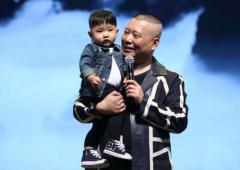 郭德纲抱一岁儿子首亮相 小家伙似爸爸翻版