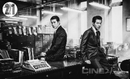 赵寅成(右)和郑宇盛(左)两大型男合作拍摄《The King》。