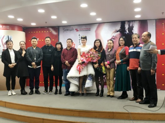 乌兰托娅与嘉宾合影