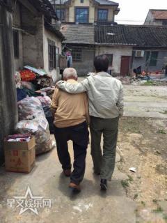 点赞!43岁袁立搂老兵散步 紧紧相依亲密无间