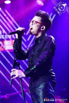 ҡ��С�Ӷ���ɭ�ַ��ֳ���Х�г���80�󡱵�ʥ��ʿ�黳��