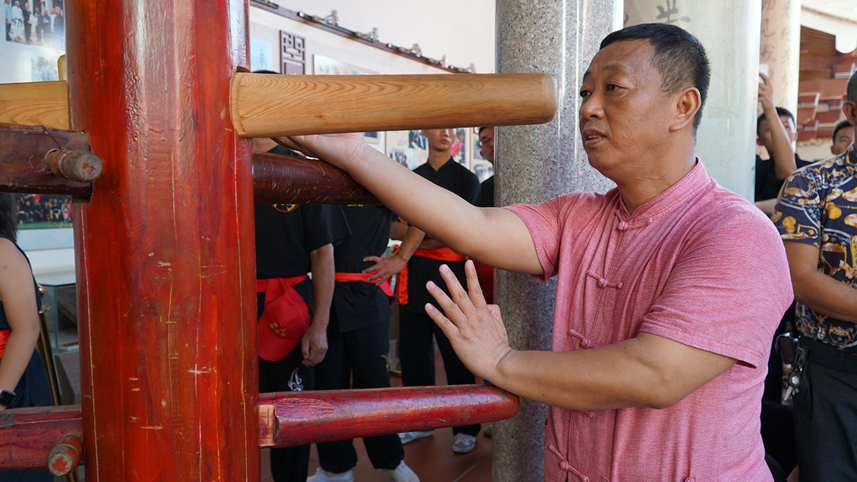 电影《极品师徒》制片人周将哲在永春白鹤拳史馆打木人桩.jpg