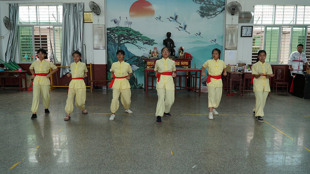 永春当地习武风气盛行——零零后鹤拳弟子登台献艺.jpg