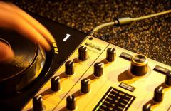 DJCONTROL INPULSE 500 GOLD EDITION: 一款自配高档手提箱的限量版打碟机